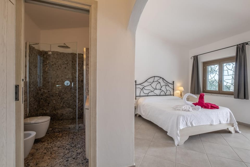 Shower, Toilet, Bed, Bathroom, Photo of the whole room, Bedroom, towels