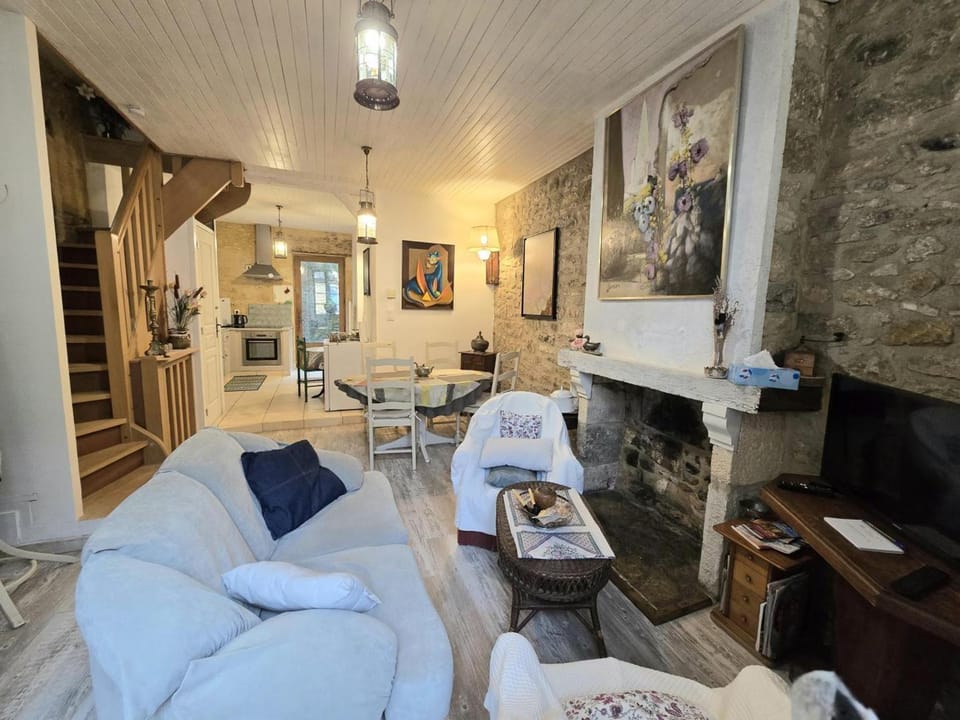 Charme au cœur de Beynac avec climatisation et parking privé - FR-1-616-462 House in Occitanie
