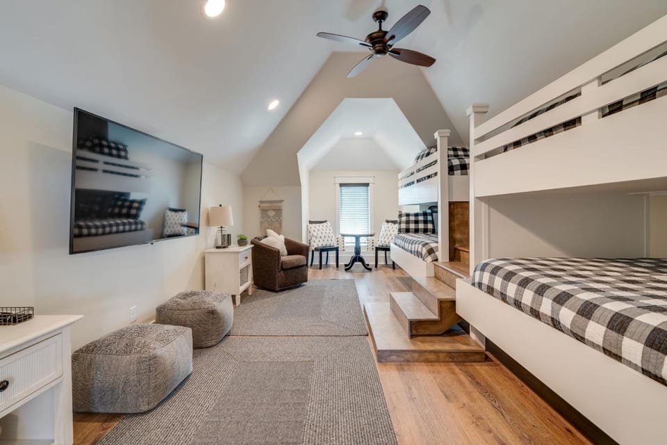 Seating area, bunk bed