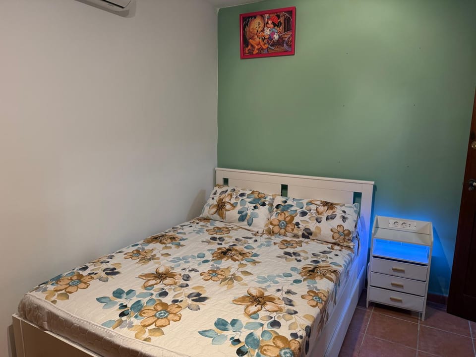 Photo of the whole room, Bedroom