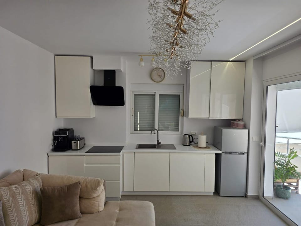 Coffee/tea facilities, Kitchen or kitchenette, stove