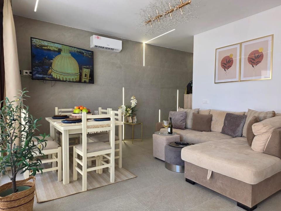 Communal lounge/ TV room, Seating area, Dining area