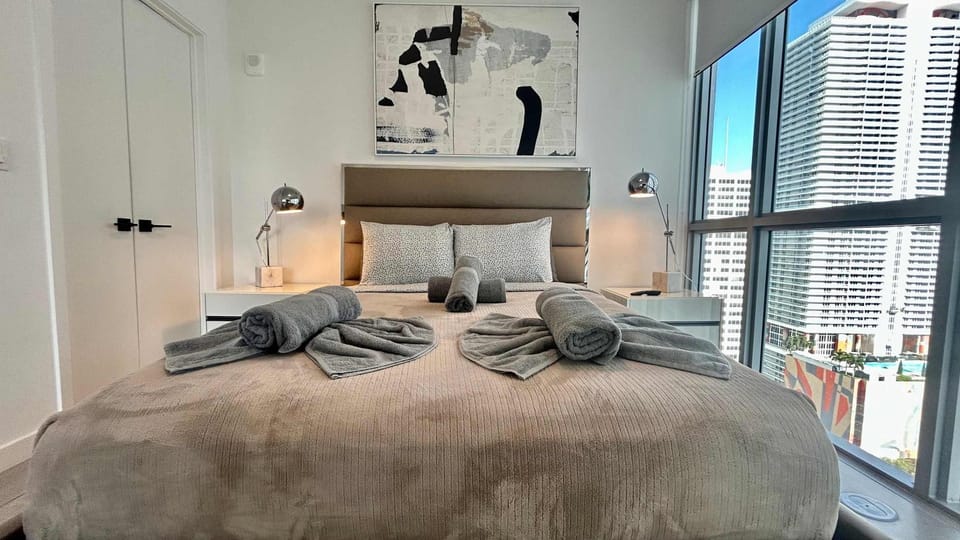 Rare Corner Unit Private Terrace & Sunset Views House in Miami