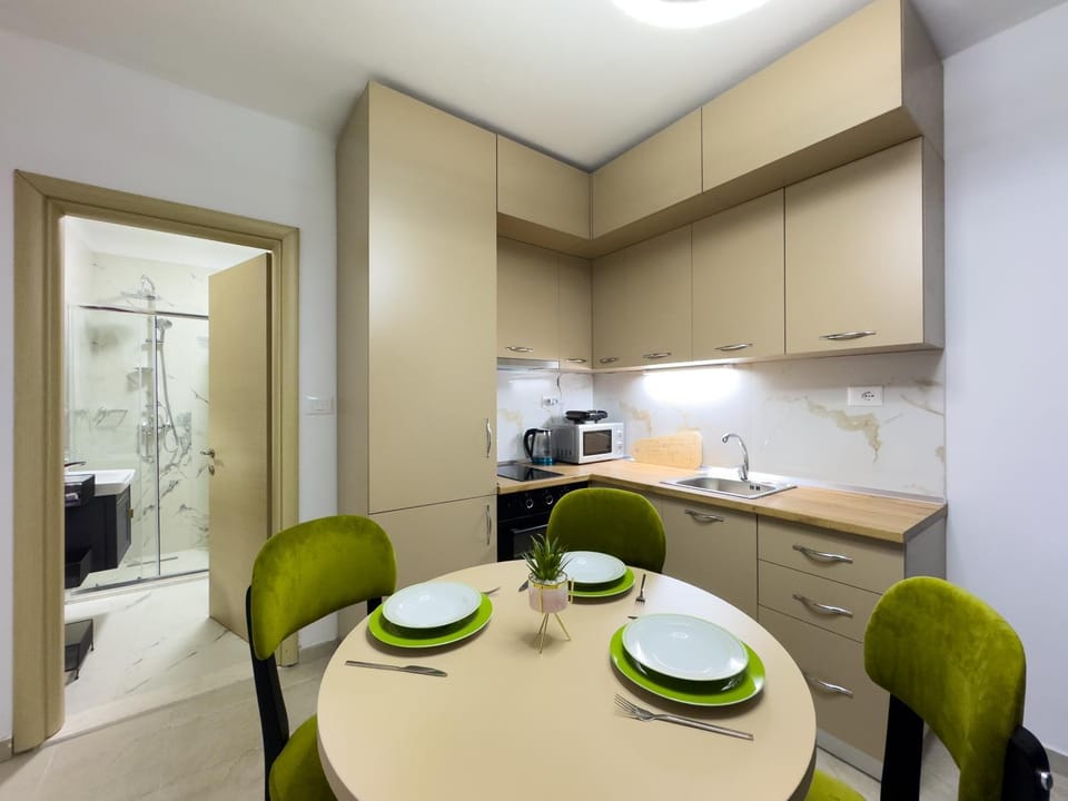 Coffee/tea facilities, Kitchen or kitchenette, Dining area, stove, toaster