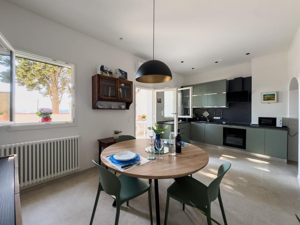 Kitchen or kitchenette, Dining area, dishwasher, internet, oven, pet friendly, stove