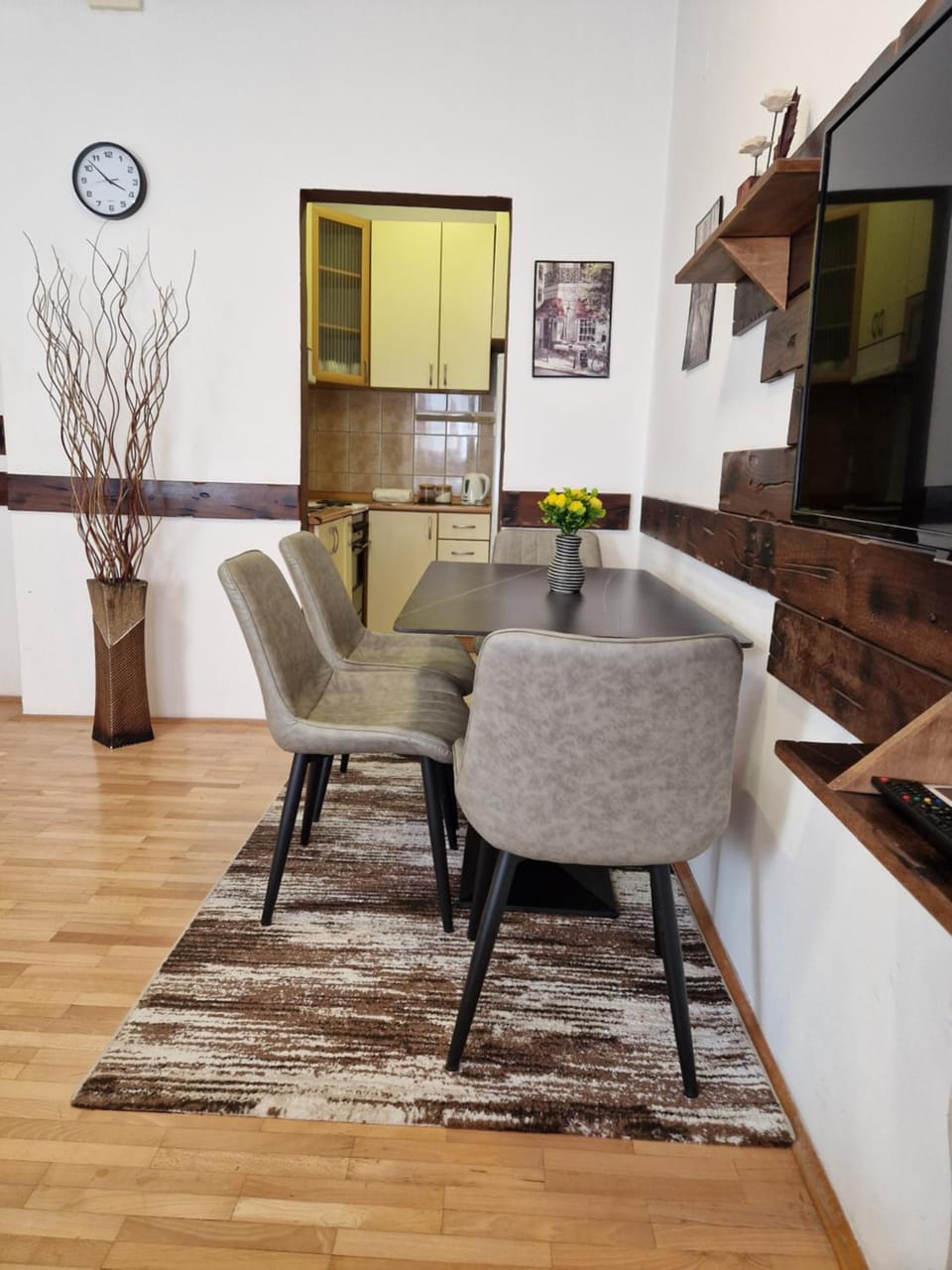 Kitchen or kitchenette, Seating area