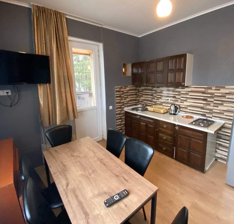 Kitchen or kitchenette, Dining area