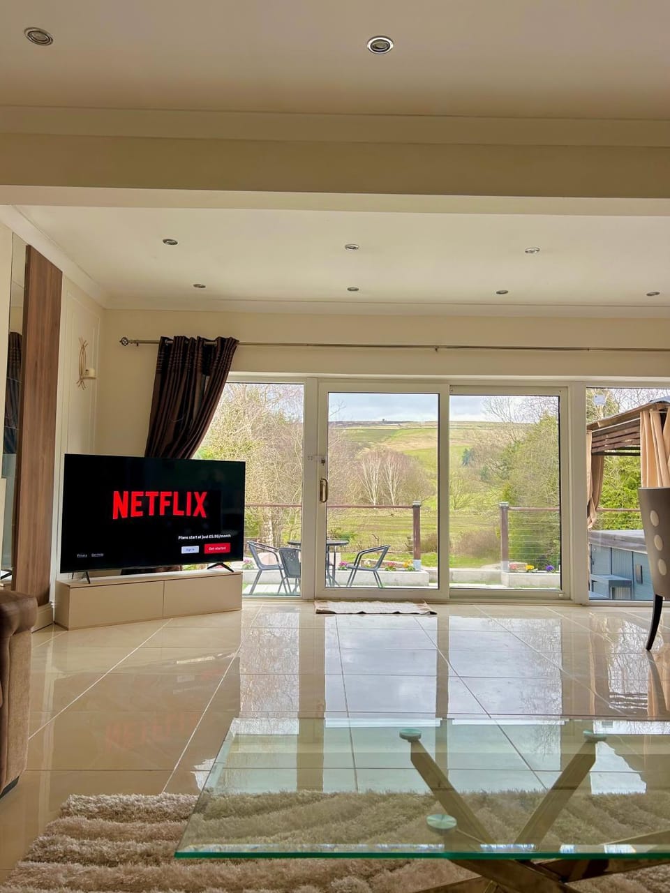 Communal lounge/ TV room, TV and multimedia, Living room, Evening entertainment