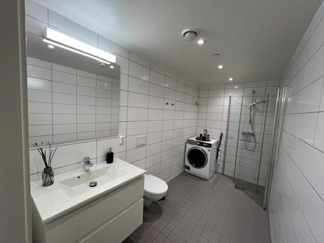 Shower, Bathroom, towels, washing machine, dryer