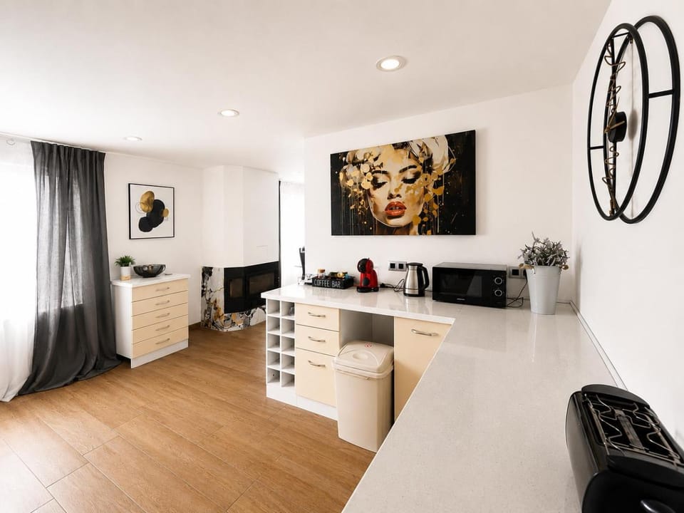 Kitchen or kitchenette, Seating area, Dining area
