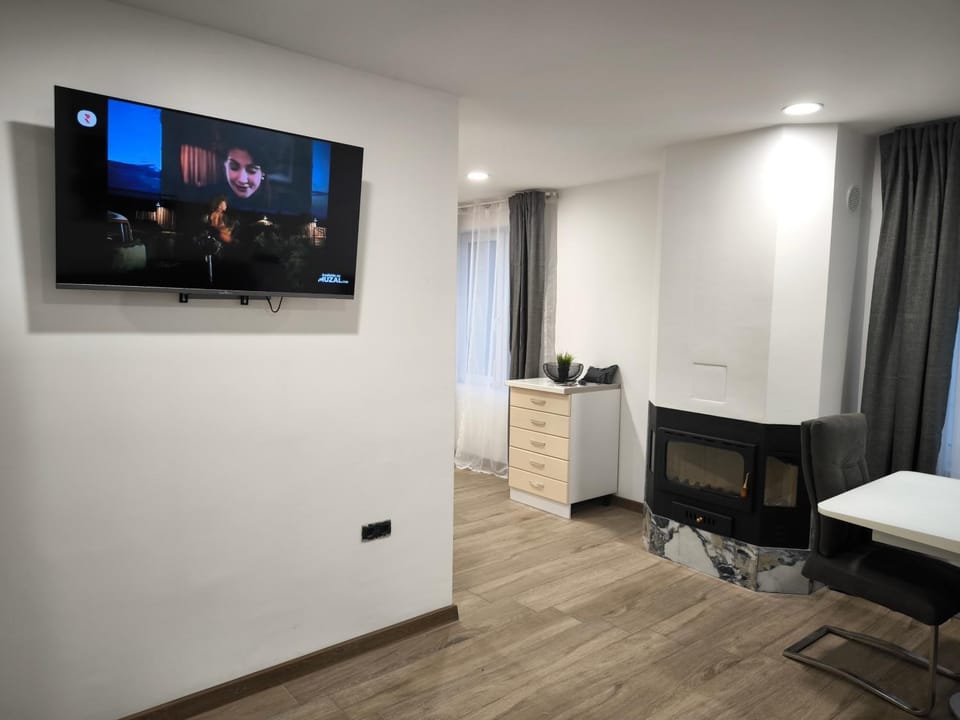 TV and multimedia, Living room, Seating area, Dining area