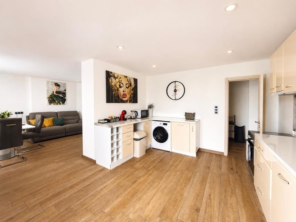 Kitchen or kitchenette, Living room, minibar, oven, toaster, washing machine