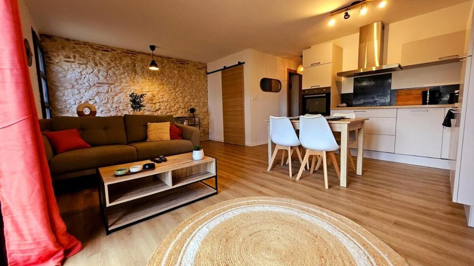 TV and multimedia, Kitchen or kitchenette, Living room, Seating area, Dining area, oven, stove, toaster