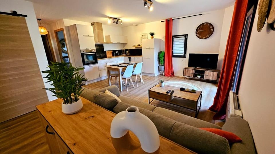 Communal lounge/ TV room, TV and multimedia, Kitchen or kitchenette, Living room, Dining area