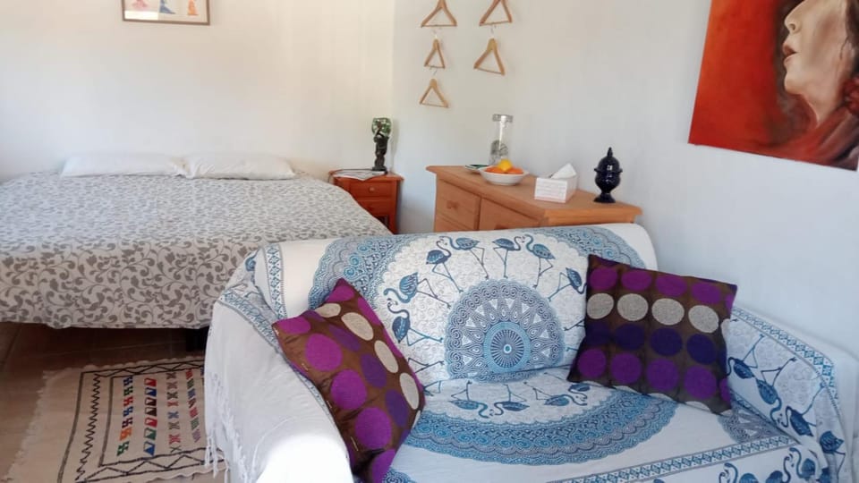 Bed, Living room, Photo of the whole room, Seating area, Bedroom