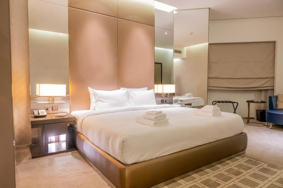 Bed, towels