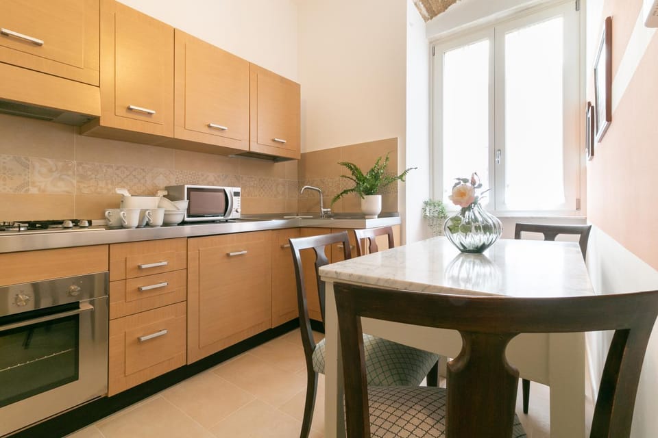 Coffee/tea facilities, Kitchen or kitchenette, Dining area, oven, stove, toaster