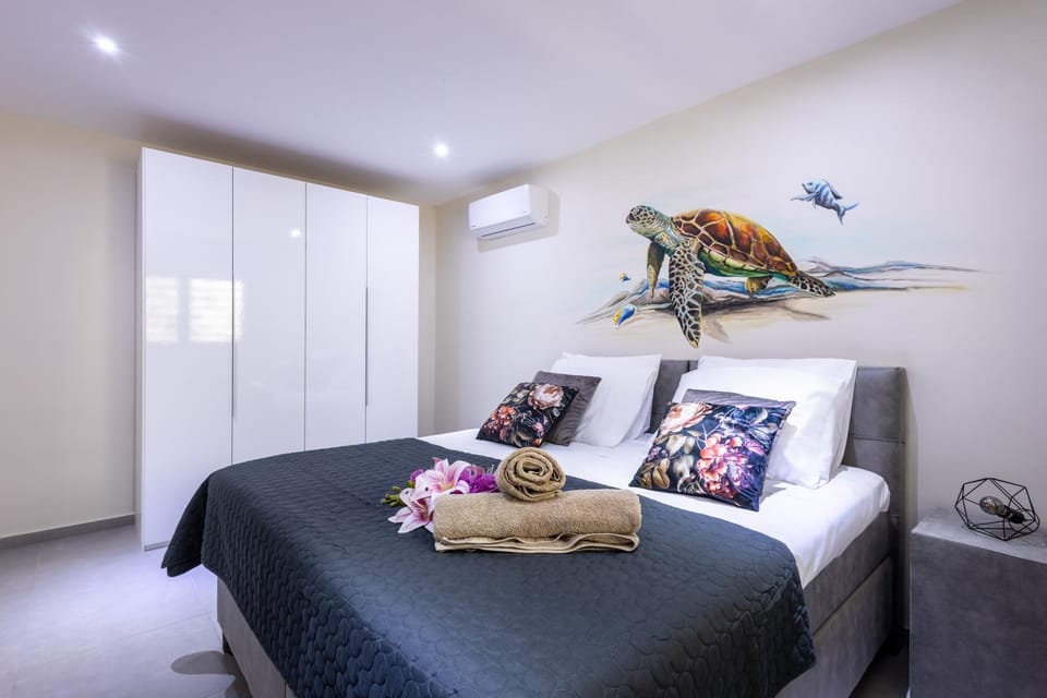 Bed, Photo of the whole room, Bedroom, towels, air conditioner