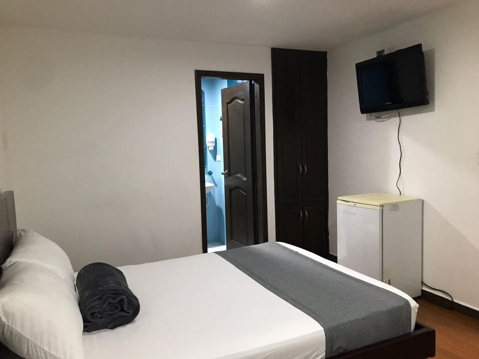 Photo of the whole room, Bedroom, wardrobe