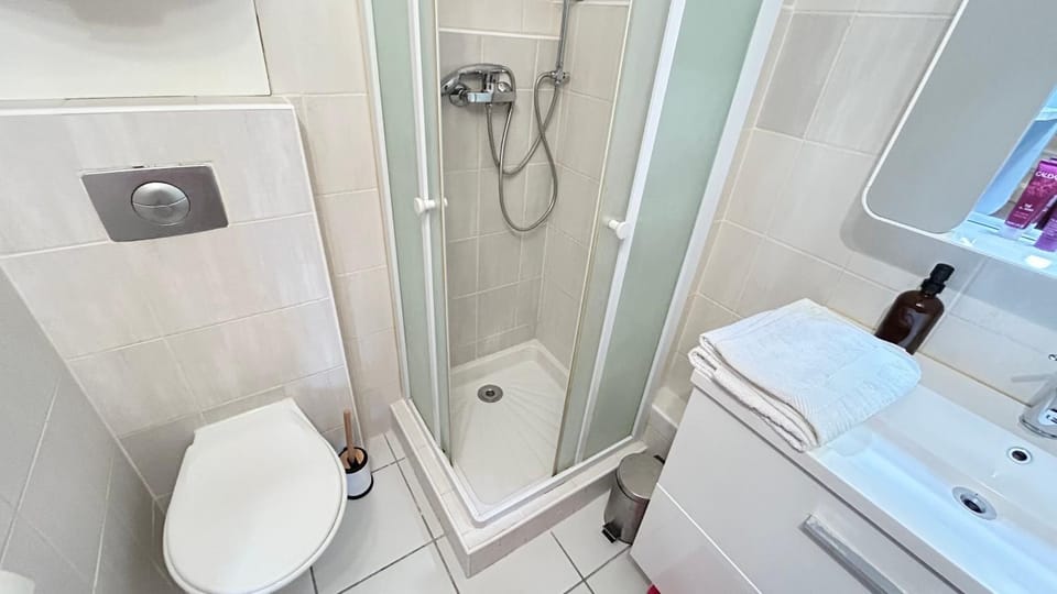 Shower, Bathroom, towels