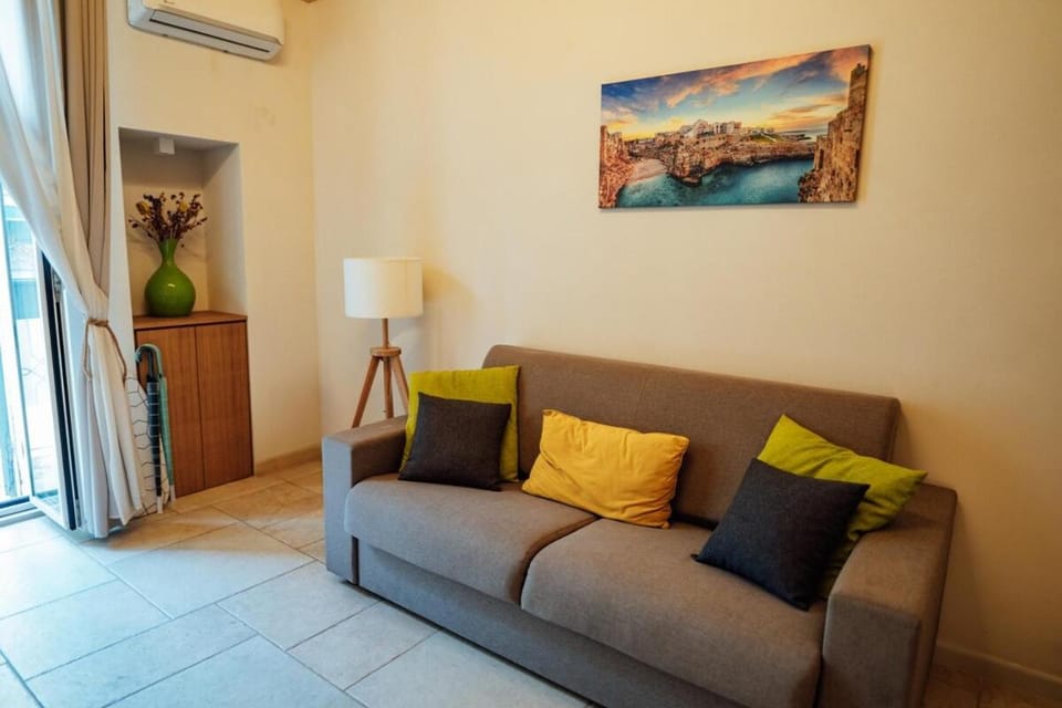 Living room, Seating area, air conditioner