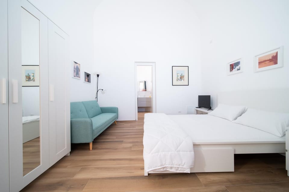 Bed, TV and multimedia, Photo of the whole room, Seating area, Bedroom