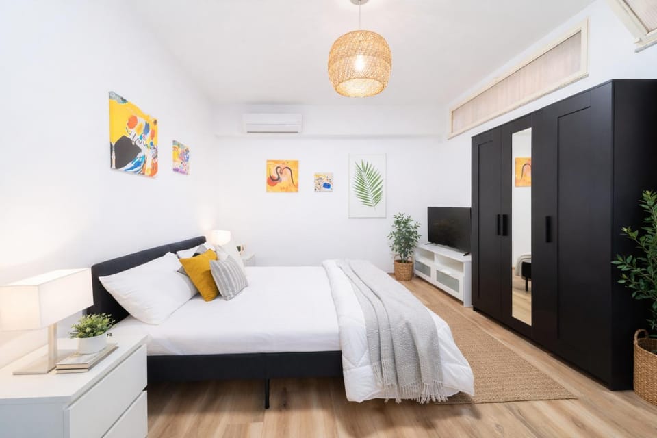 Bed, TV and multimedia, Photo of the whole room, Bedroom, air conditioner
