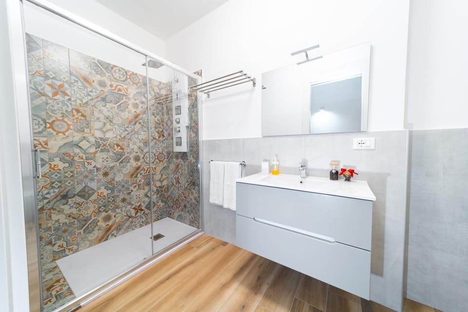 Shower, Bathroom, View (from property/room), Inner courtyard view