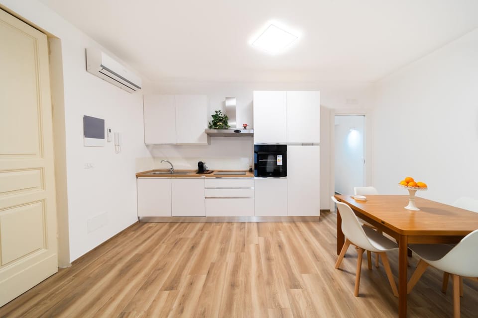 Kitchen or kitchenette, Dining area, oven, stove