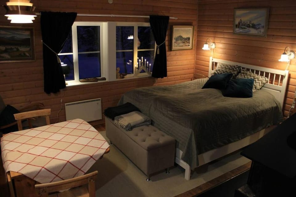Bed, Dining area, Bedroom