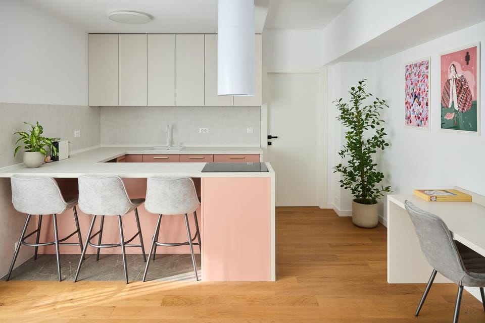 Kitchen or kitchenette, Dining area