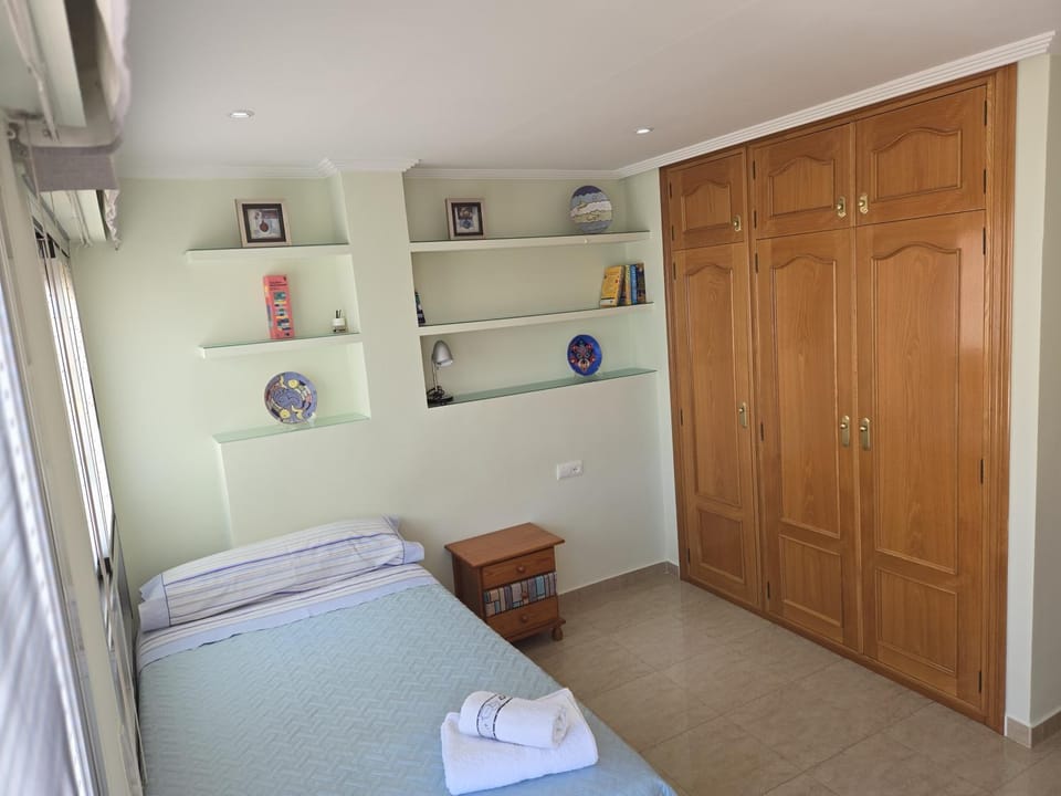 Photo of the whole room, towels, wardrobe