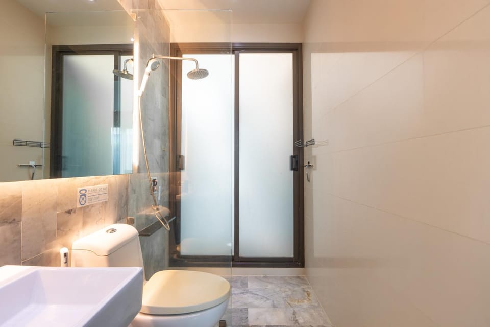 Shower, Toilet