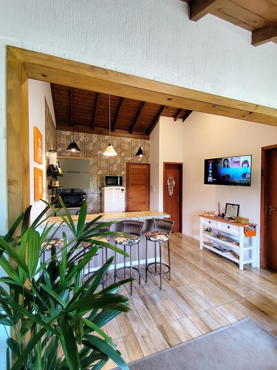 Communal lounge/ TV room, TV and multimedia, Kitchen or kitchenette, Living room, Seating area, Dining area