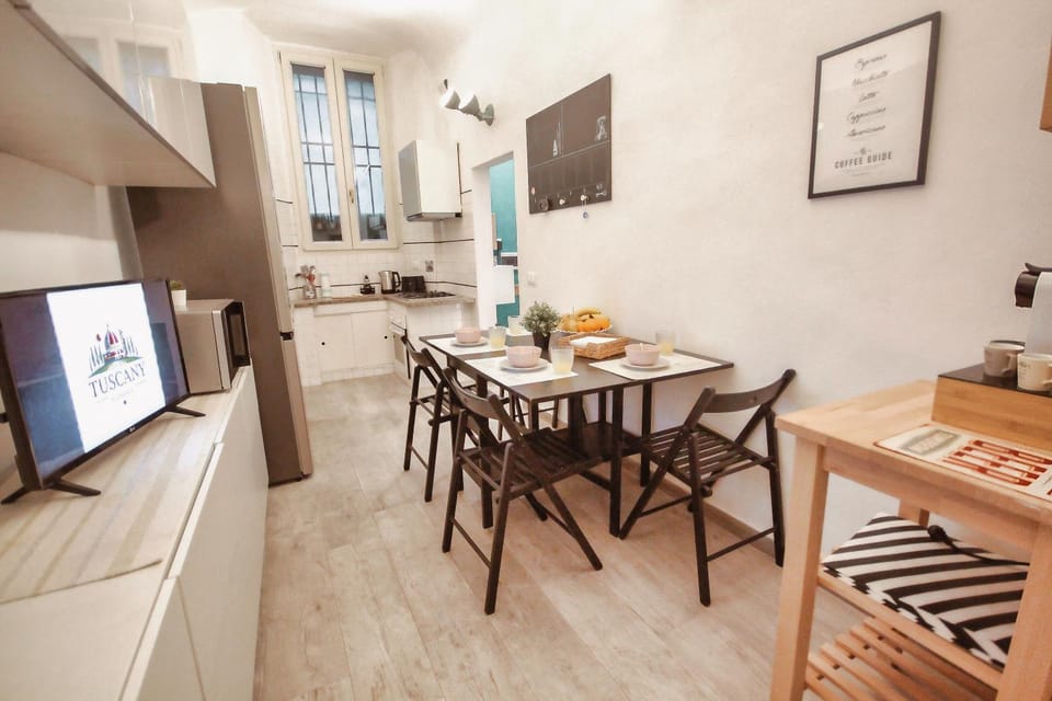 Communal lounge/ TV room, TV and multimedia, Kitchen or kitchenette, Living room, Food and drinks, Seating area, Dining area, Evening entertainment, Food, oven, pet friendly