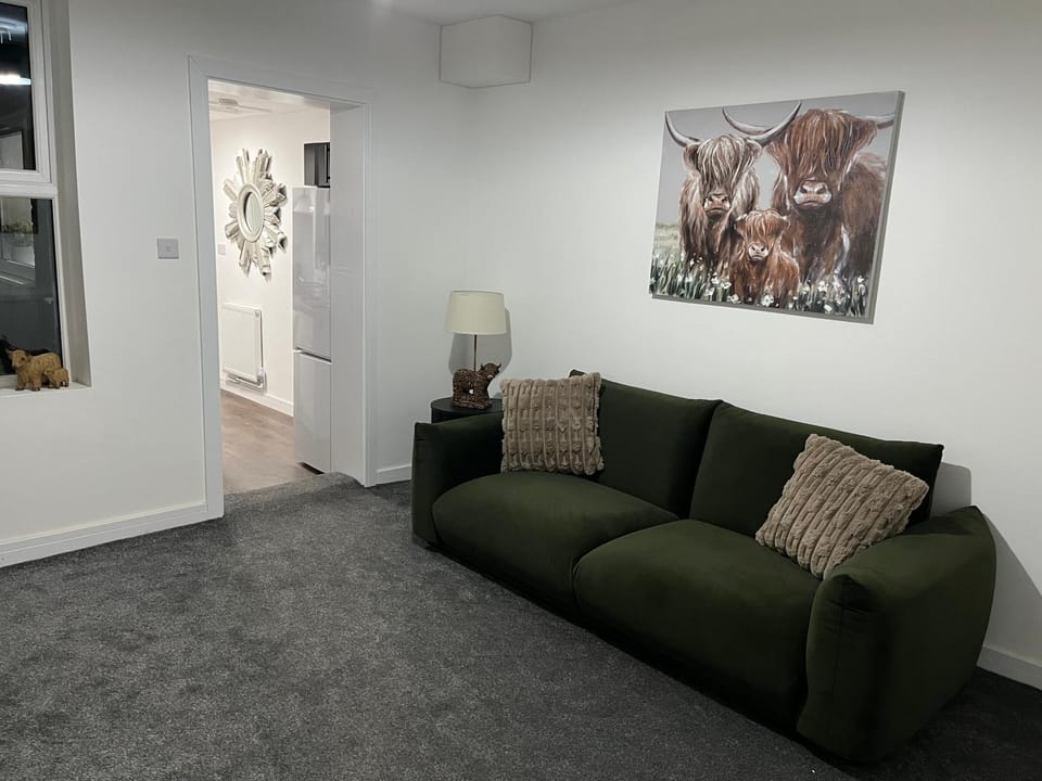 Fully Refurbished 3 Bed Terraced House with Ensuite Central Rugby Apartment in Rugby