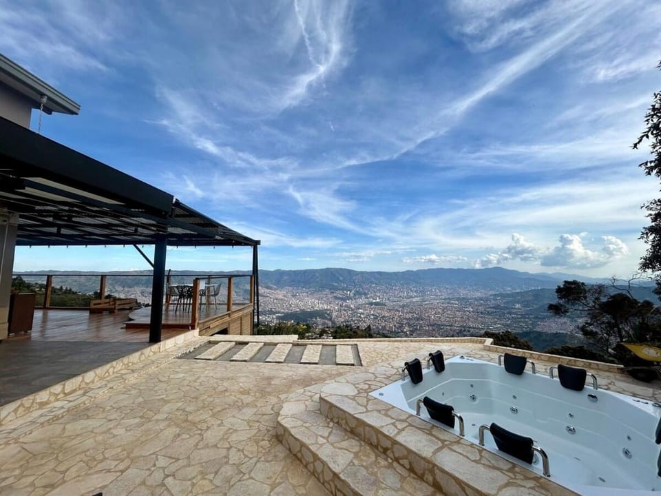 LP Finca la Pergola, Naturaleza con Lujo y una increíble vista a todo Medellín Villa in Medellin
