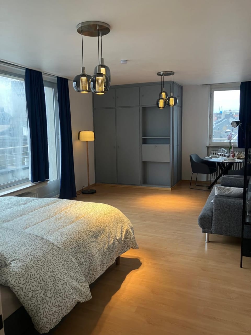 Bed, TV and multimedia, Living room, Photo of the whole room, Seating area, Bedroom, wardrobe