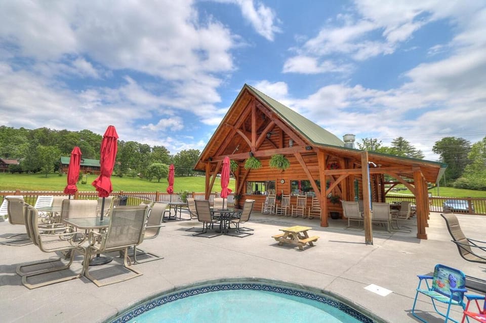 Little Pine Lodge a Smokies Hideaway - 1 mi to GSMNP - King Suite & Loft, Fireplace, Hot Tub & BEARS! House in Sevier County