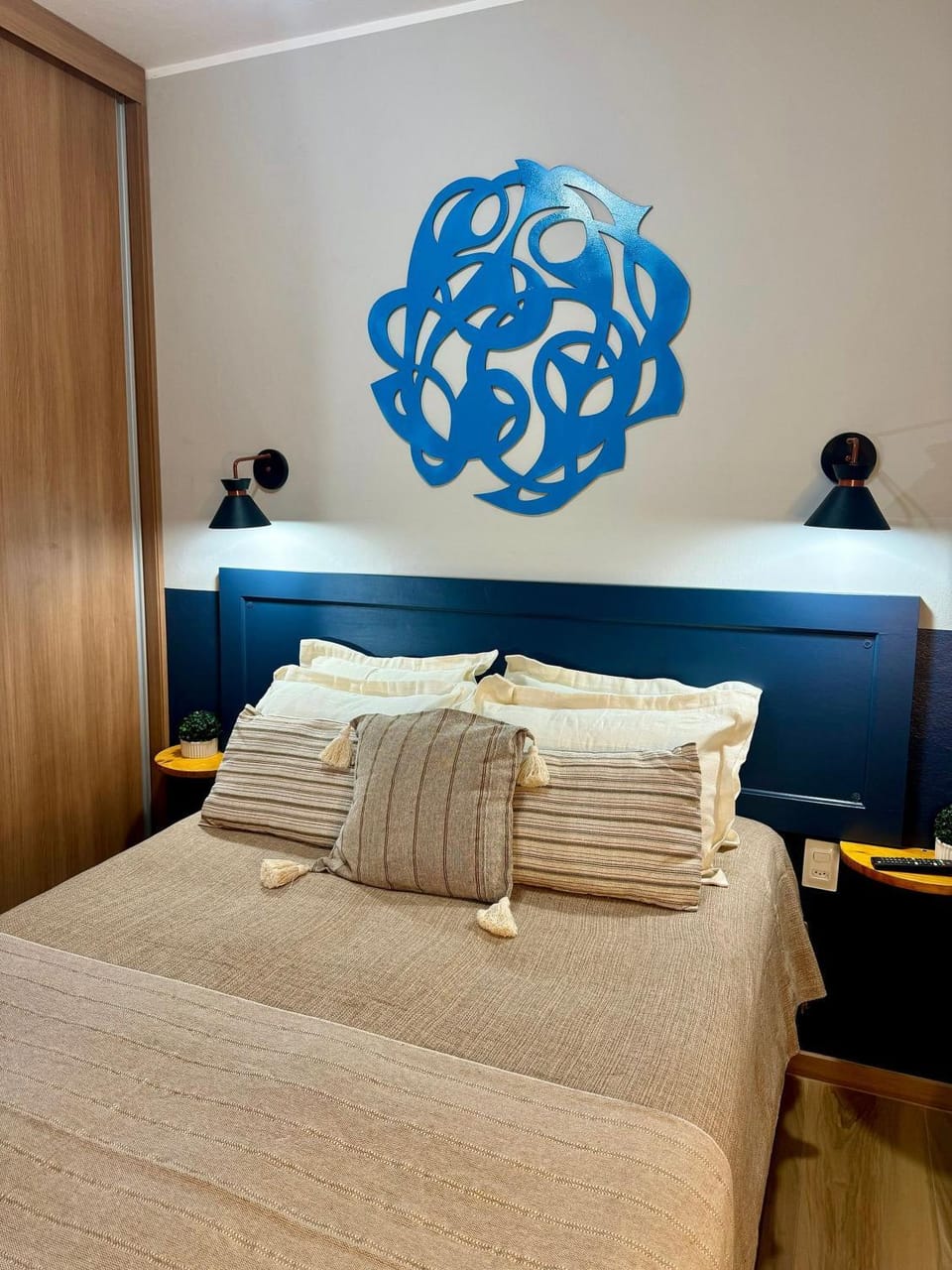 Photo of the whole room, Bedroom