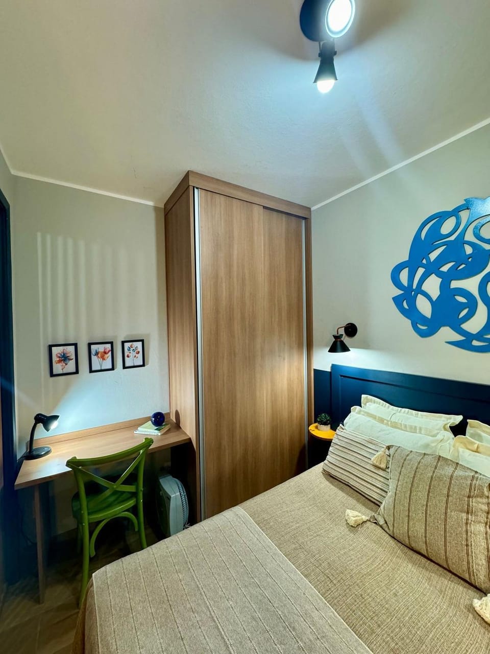 Photo of the whole room, Bedroom