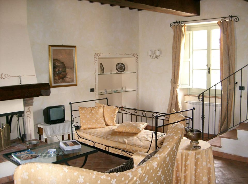 La Fonte Carducciana Farm Stay in Tuscany