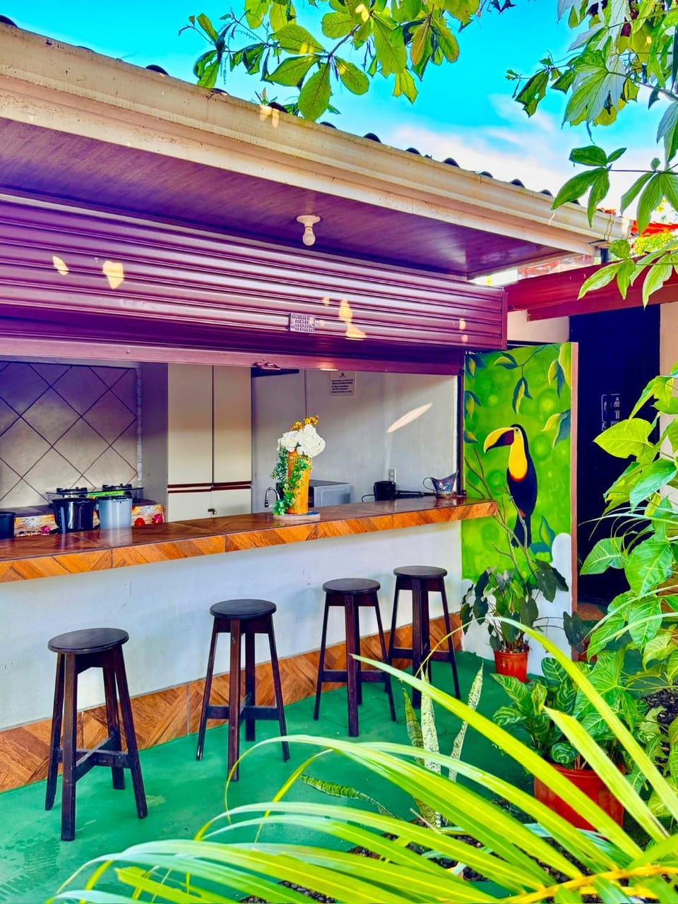 Villas Ela en Bahía Ballena Uvita hermosas habitaciones privadas grandes, cerca de playa con piscina,cocina,jacuzzi,aire acondicionado,tv, baño privado,parqueo gratis y terraza Vacation rental in Uvita