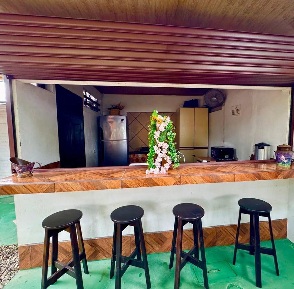 Villas Ela en Bahía Ballena Uvita hermosas habitaciones privadas grandes, cerca de playa con piscina,cocina,jacuzzi,aire acondicionado,tv, baño privado,parqueo gratis y terraza Vacation rental in Uvita