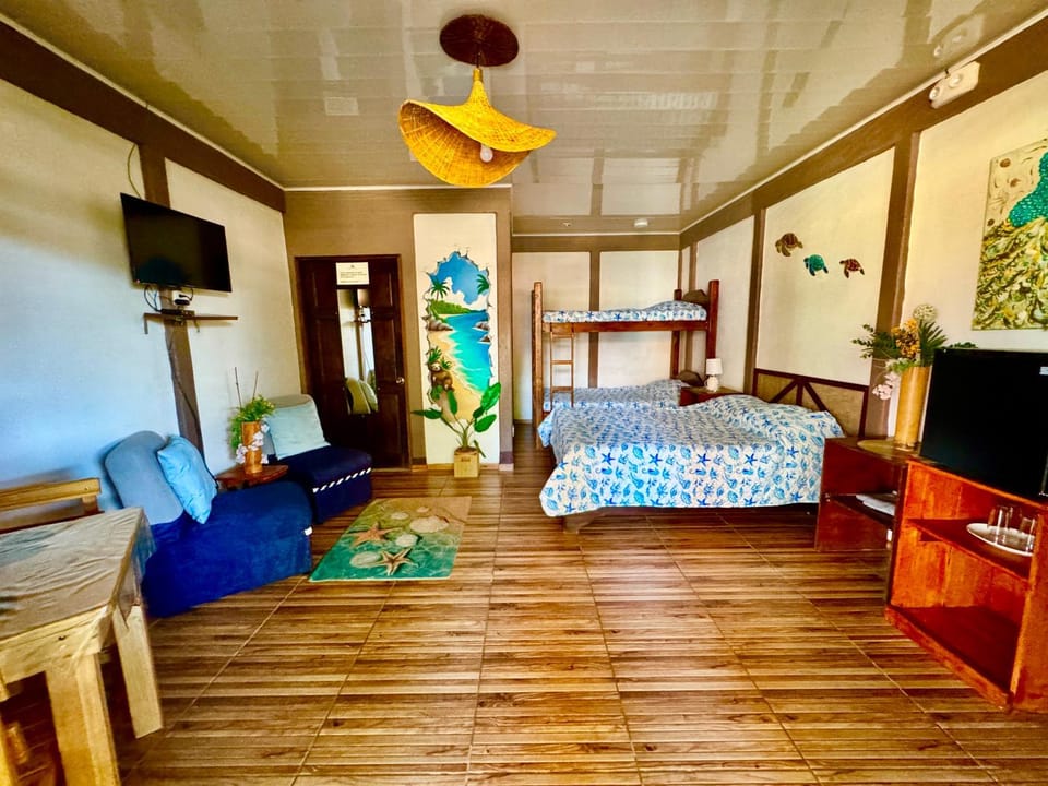 Villas Ela en Bahía Ballena Uvita hermosas habitaciones privadas grandes, cerca de playa con piscina,cocina,jacuzzi,aire acondicionado,tv, baño privado,parqueo gratis y terraza Vacation rental in Uvita