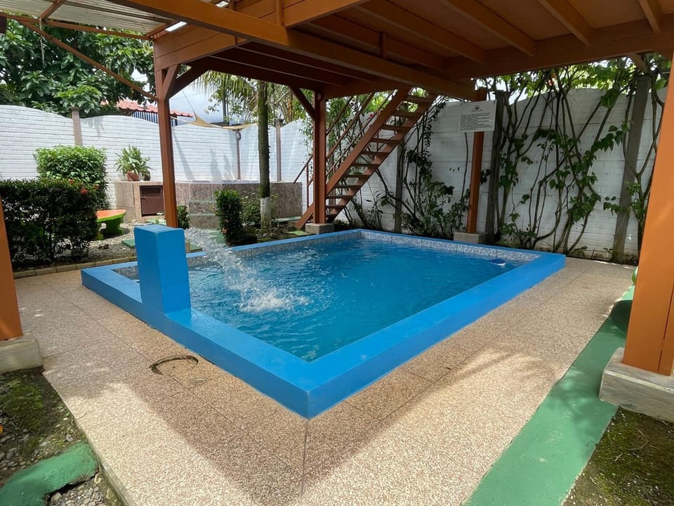 Villas Ela en Bahía Ballena Uvita hermosas habitaciones privadas grandes, cerca de playa con piscina,cocina,jacuzzi,aire acondicionado,tv, baño privado,parqueo gratis y terraza Vacation rental in Uvita