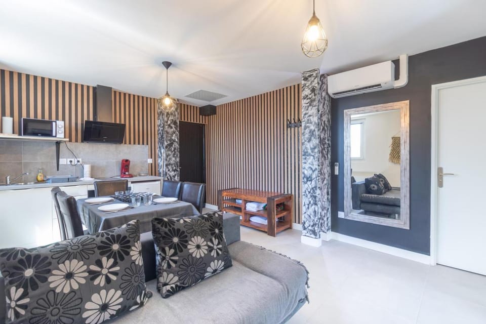 Kitchen or kitchenette, Living room, air conditioner