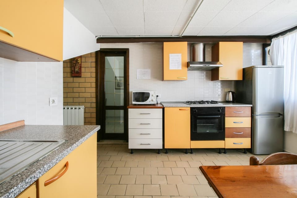 Kitchen or kitchenette, dishwasher, minibar, oven, stove, toaster