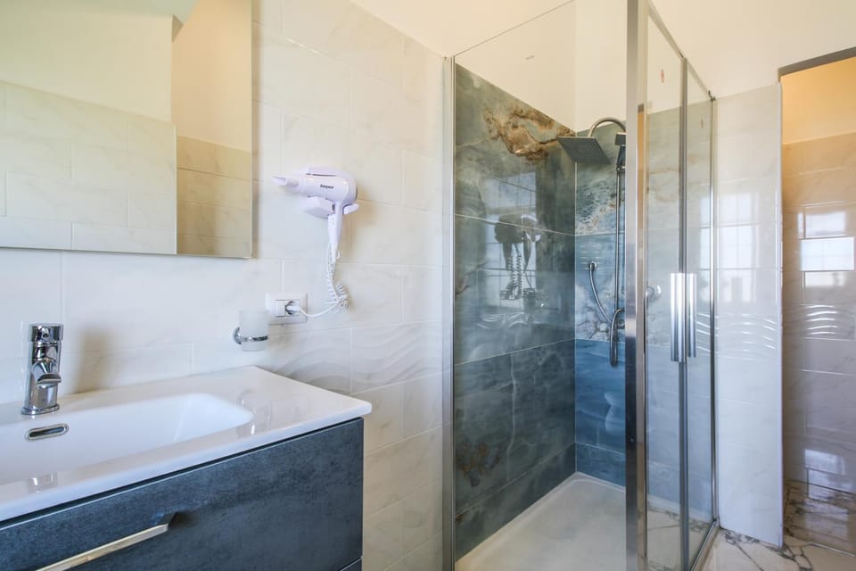 Shower, Bathroom, towels