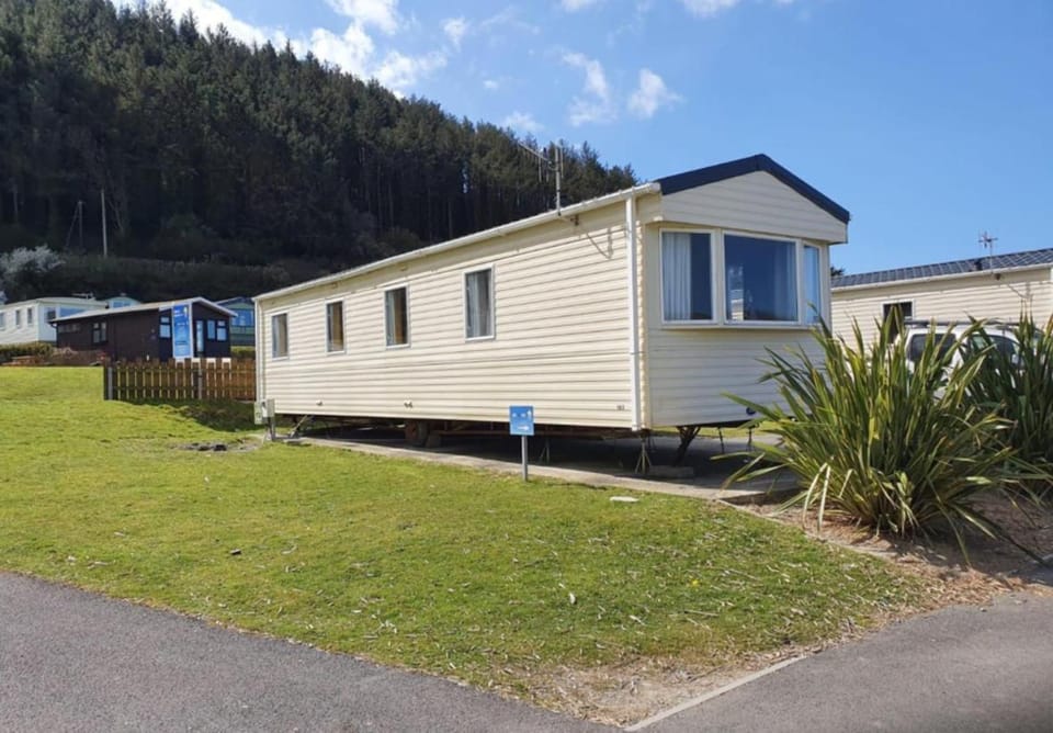 Pet Friendly 3 Bed Static Caravan in Clarach Bay Spacious and Cozy Stay House in Tirymynach
